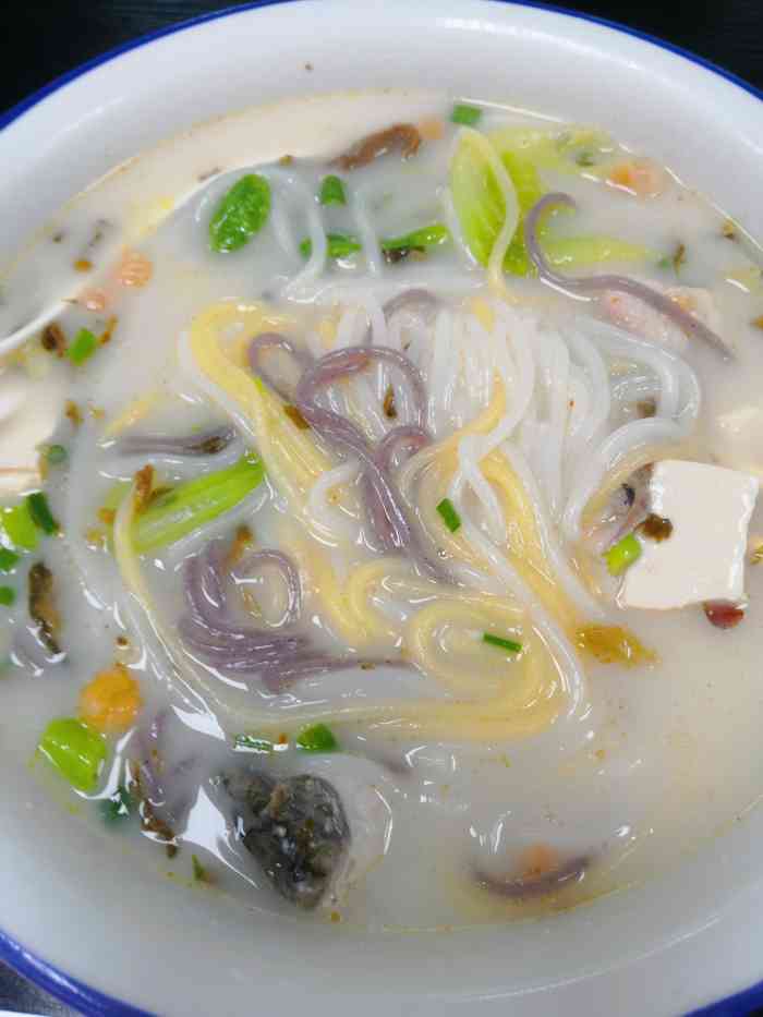 原味林老上海馄饨铺·五谷鱼粉-"[薄荷]环境:店面装修还是蛮有特色的