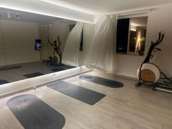 -闺蜜瑜伽·普拉提女性塑形馆