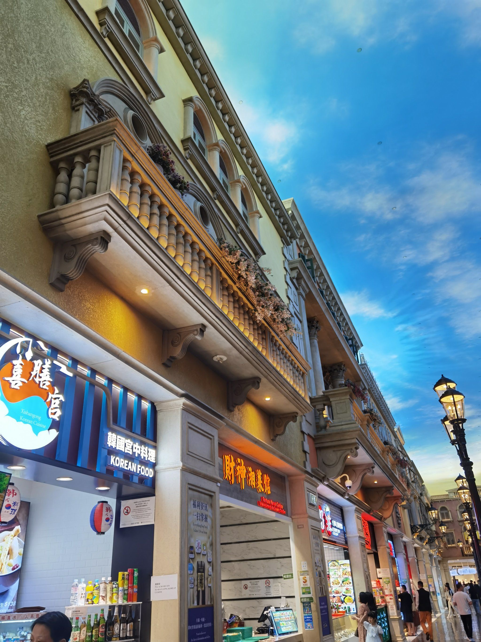 人潮涌动购物狂