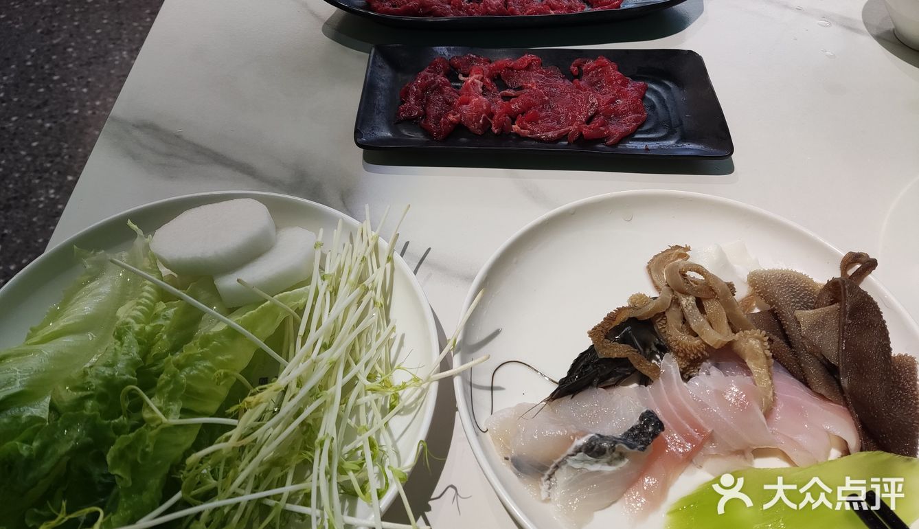 有18元的牛腩锅，不辣，还有38元的鸳鸯锅，锅很大