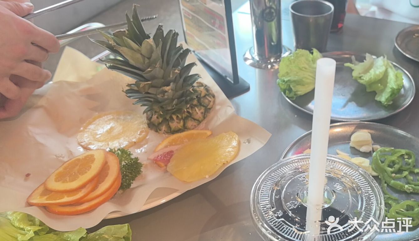 包括自助生菜和水果～这个价格还可以，蘸料都尝了下