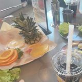 包括自助生菜和水果～这个价格还可以，蘸料都尝了下