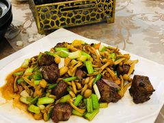 小葱煎牛肉粒-新兴家喻酒家·羊城名宴(昌岗店)