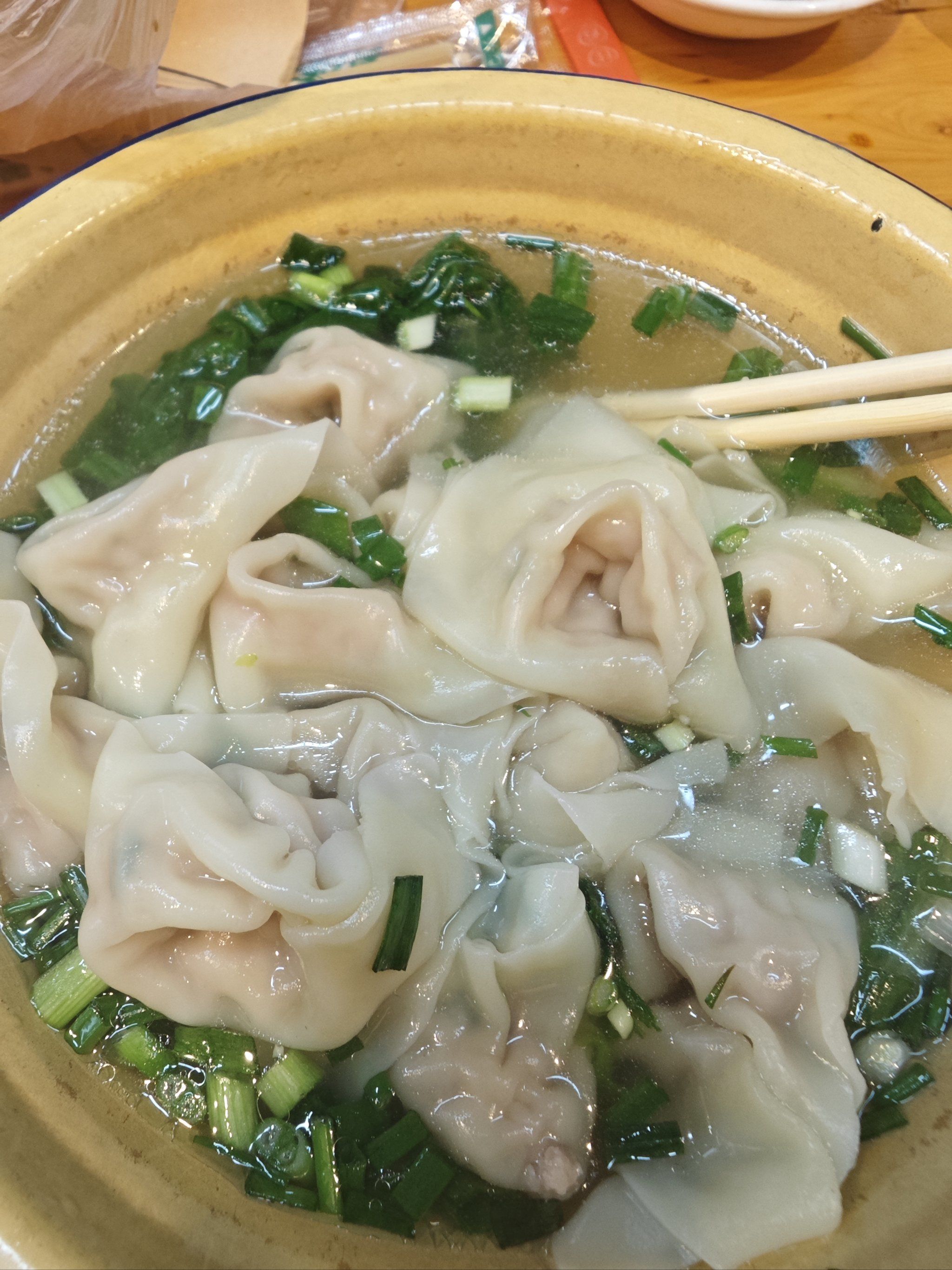 这个店
我和朋友两个人都是怂不敢吃辣的抄手
一人一碗清汤抄手