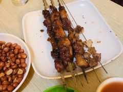 烤羊肉串-洞庭洲·防空洞火锅·烧烤·铜锅涮肉(新百广场店)