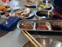 -围炉肉舍•炭烤活鳗•丹东海鲜烤肉(步行街店)