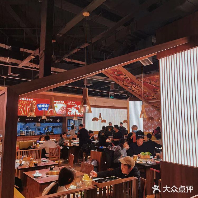 生意火爆🔥屋里屋外坐满了人