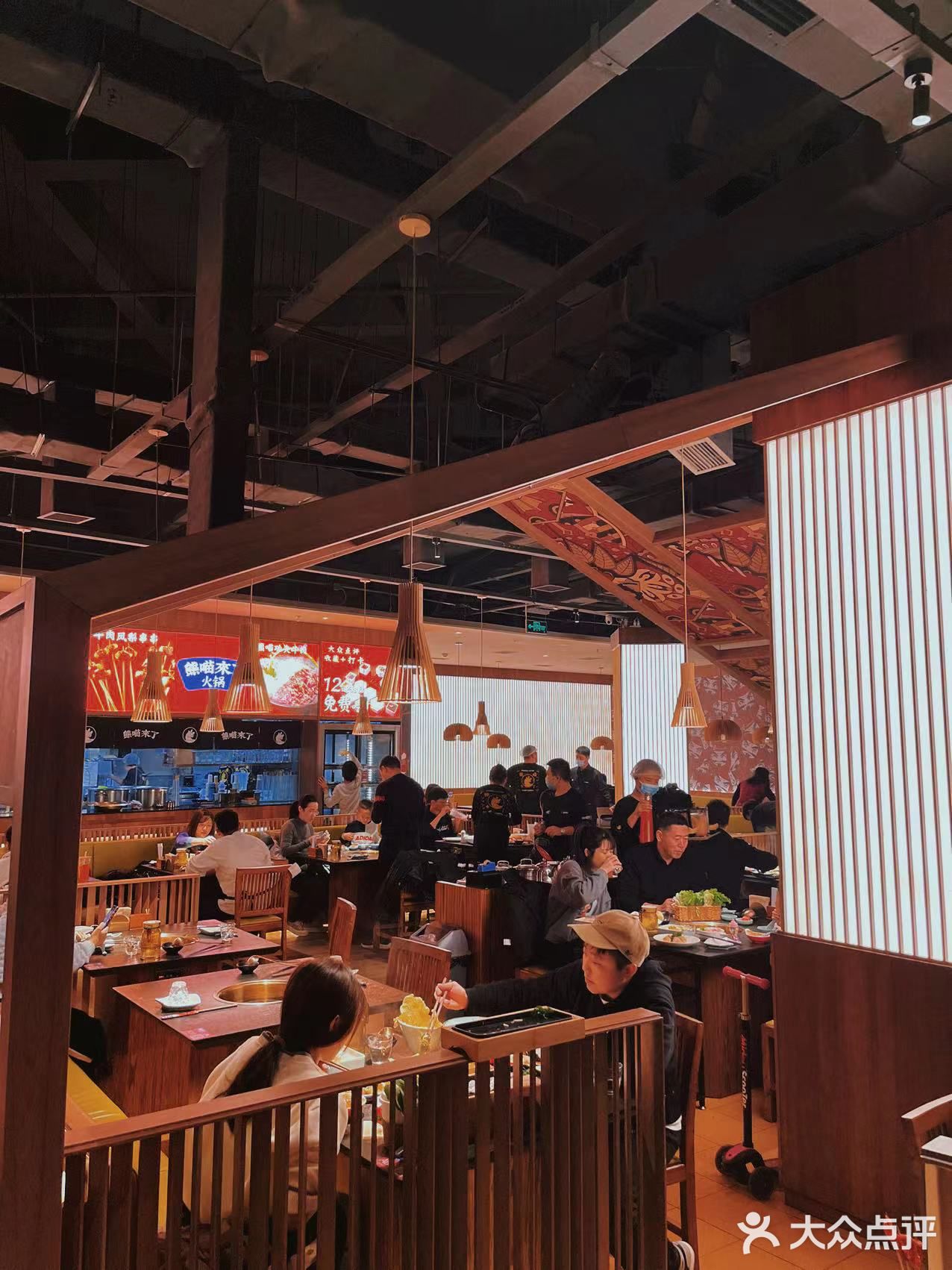 生意火爆🔥屋里屋外坐满了人