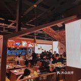 生意火爆🔥屋里屋外坐满了人