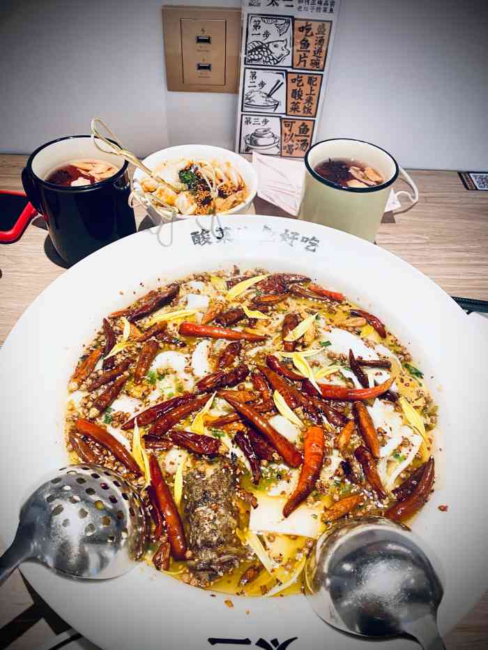 太二酸菜鱼(上海万象城店)-"[服务铃]位置:这家店在万象城的3楼,地.