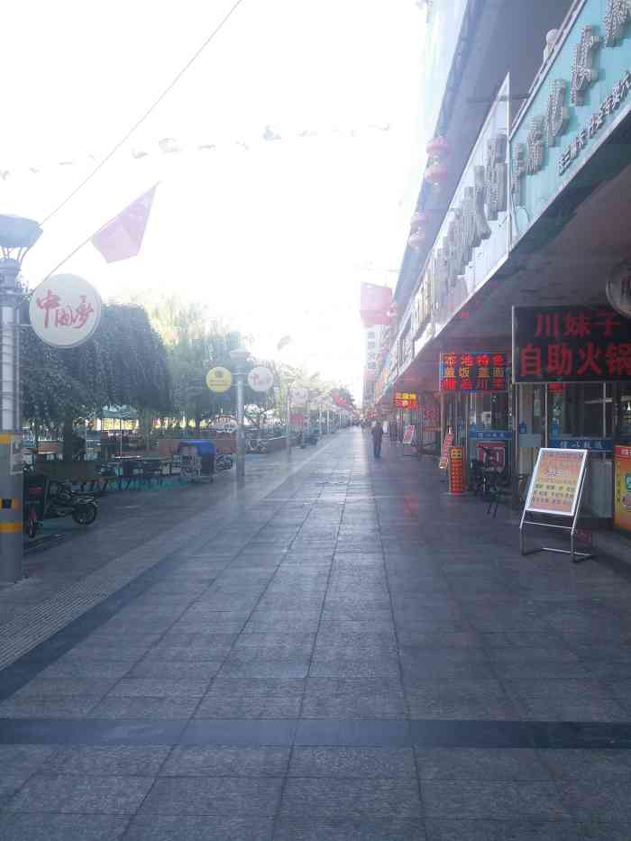 在嘉峪关市中心,对于游客来说是个吃饭的好地方.