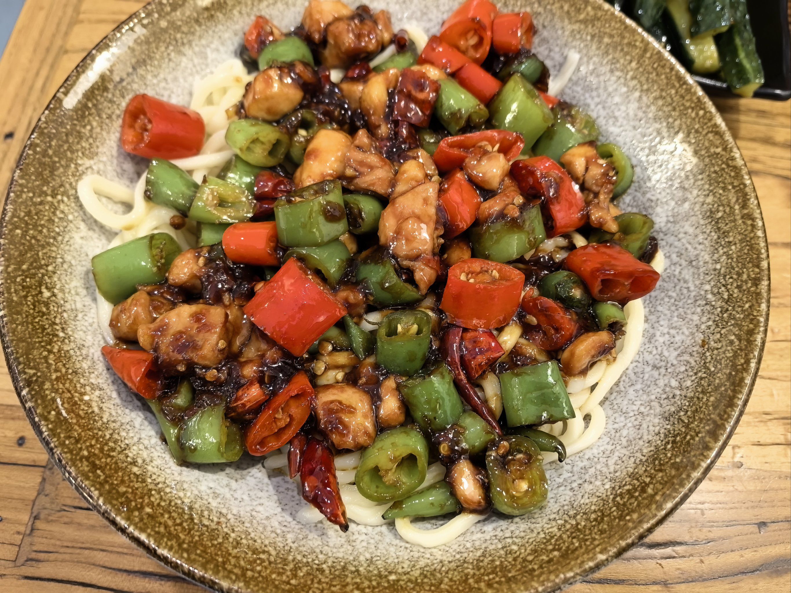 不配小菜酸辣黄瓜条,我还加了一个煎蛋,面条配上酱汁包裹的鸡丁,很