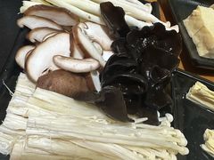 -果松木炭酸菜铜火锅·外婆参鸡汤