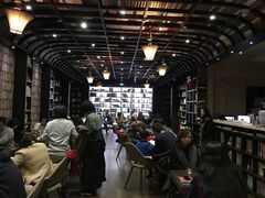 -钟书阁(松江泰晤士小镇店)