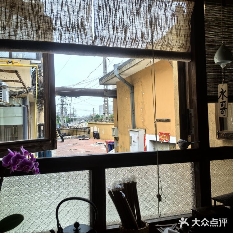 阿水的生鱼饭旗舰店是一家专注于生鱼饭的日料小店