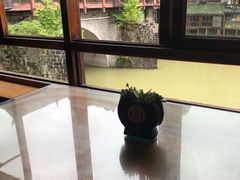 -临江餐馆二楼美食部落