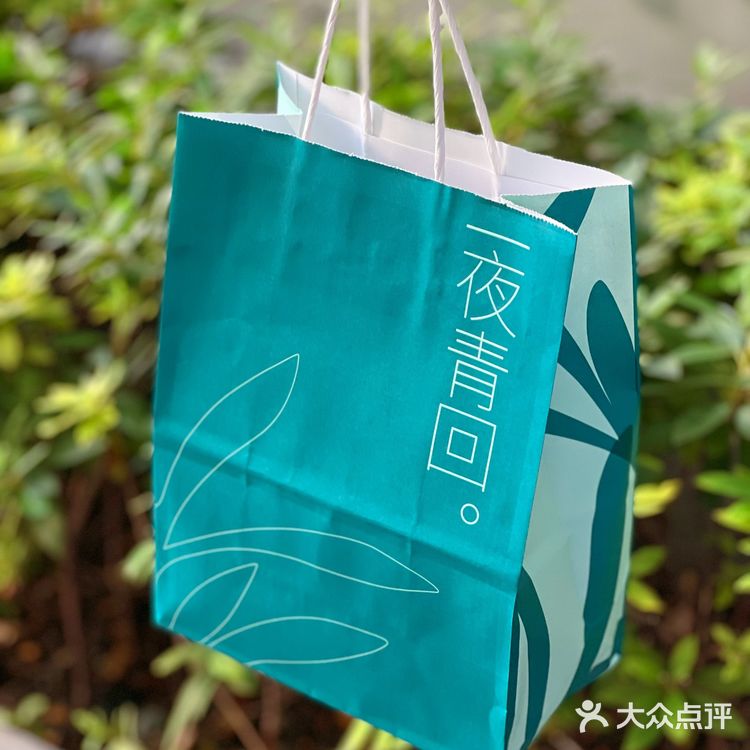 一夜青回,MANNER与赫莲娜的创意联名