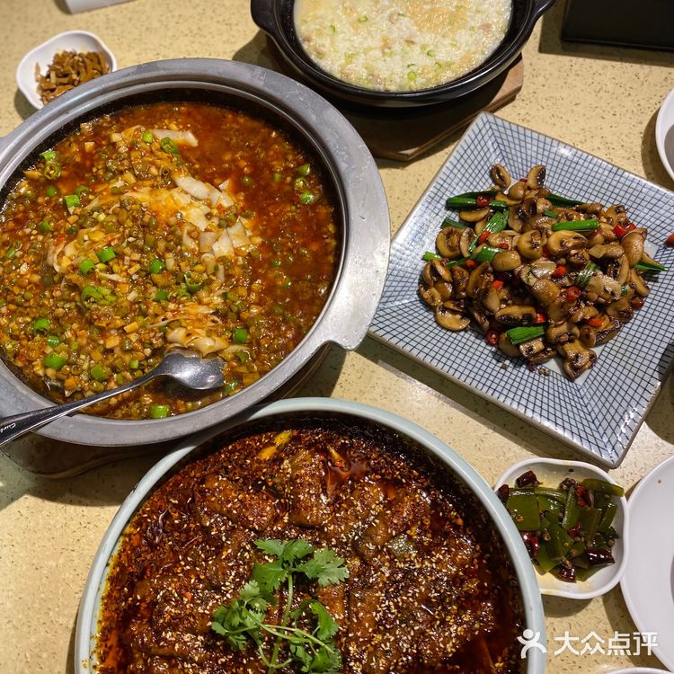 个人觉得重庆天地里面的中餐厅就铜锣湾是最好吃的