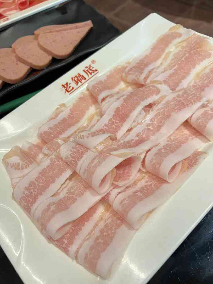 老店了 隔壁就是网红打卡店 朱光玉 人气好的排队吓人 吴记适合老上海