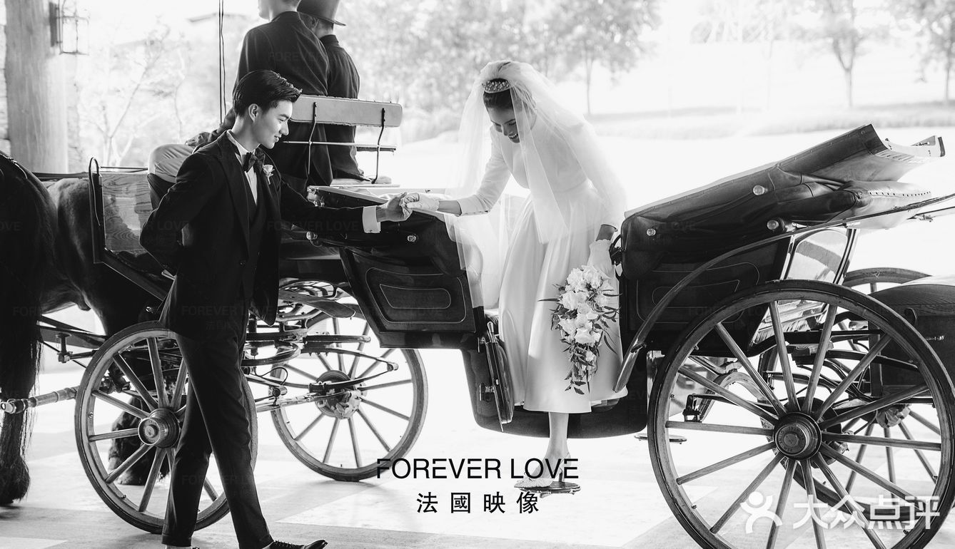 乘坐马车巡游，在古堡前拍婚纱照