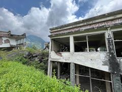 -四川汶川特大地震漩口中学遗址