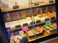 面包甜点陈列柜-啊噗吐呦现场烘焙(麦凯乐店)