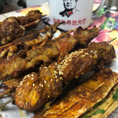 新疆沙漠骆驼烧烤(麟恒广场店)-"室内挺大的 很宽敞 我们去的时候人.