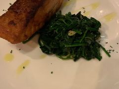 煎三文鱼配炒菠菜-La Tavernetta(Bar à Vin)(乌鲁木齐路店)
