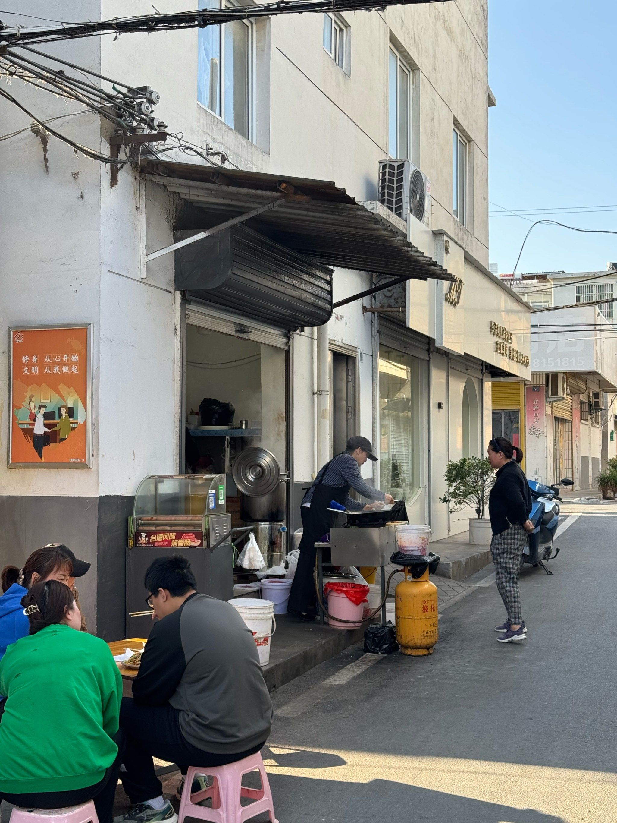 炒面#凉皮#米线
明光女山路,小巷没无招牌小店

还没到饭点就