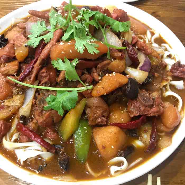 特色大盘鸡面霸刀削面-"坐标位于华谊楼的旁边,牌子有些复古很好看.