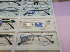 -天空之镜眼镜店蔡司依视路配镜授权零售店(望京颐堤港店)