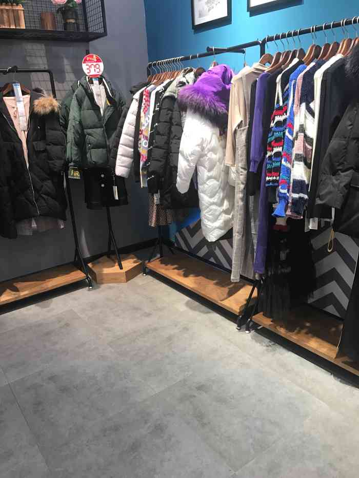 领卉(新玛特店)-"领卉女装在乘风新玛特二楼外圈的单独店面区.