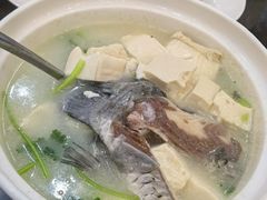 一鱼两味头尾滚汤-红星光发煲仔饭(大石街店)