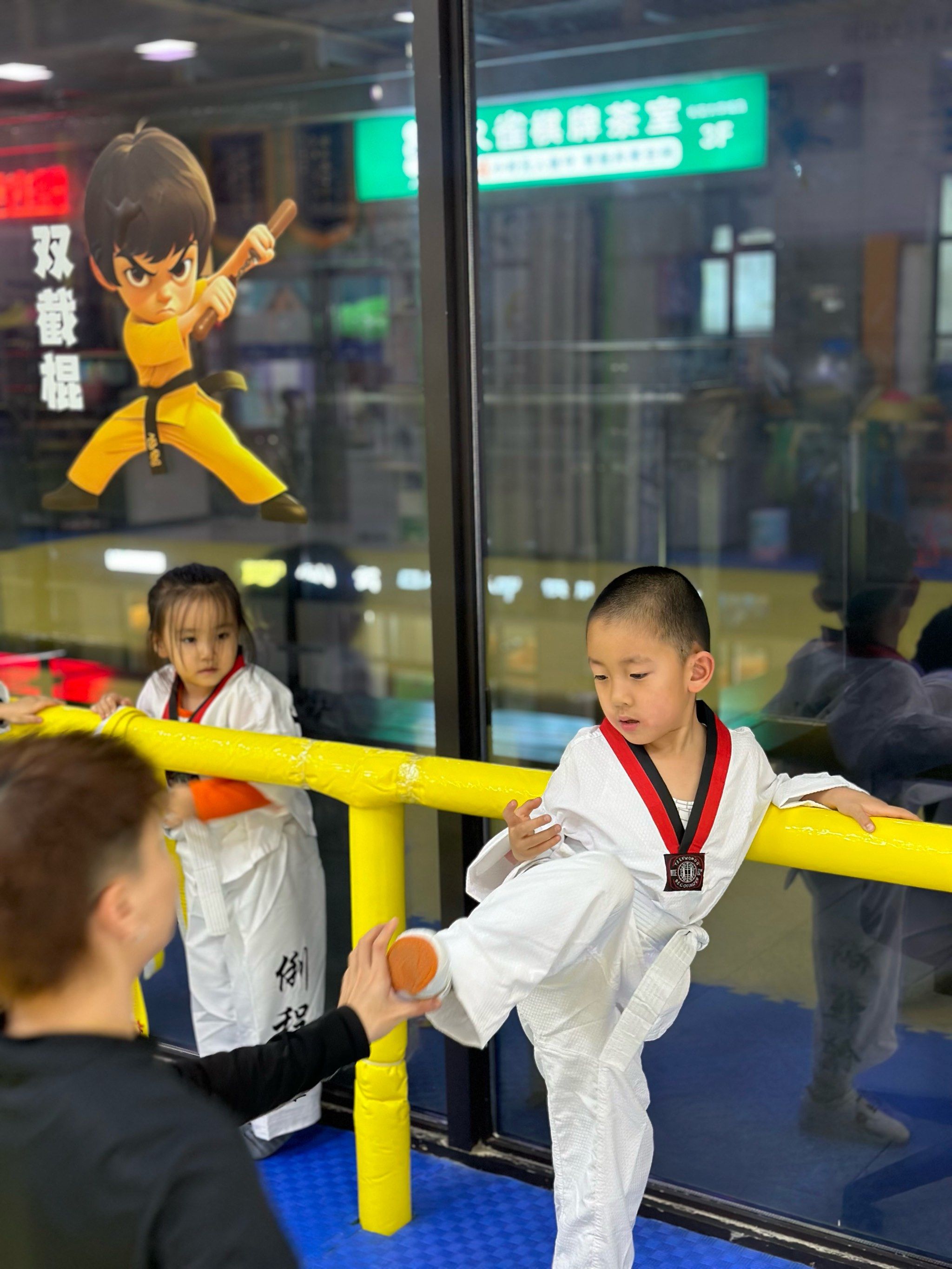 男孩子学习跆拳道