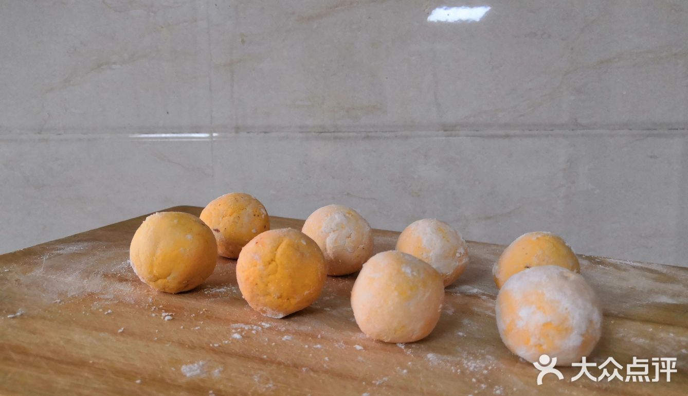 【做法步骤】1、南瓜去皮上锅蒸熟