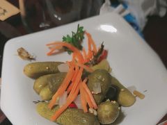 马迭尔红肠配酸黄瓜-马迭尔德式西餐精酿啤酒屋(中央大街店)