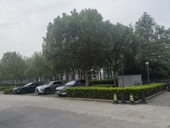 -秀沿路地铁站停车场