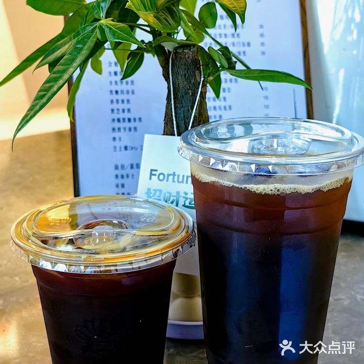 小店新开在上亿广场对面的街边，确实有点偏