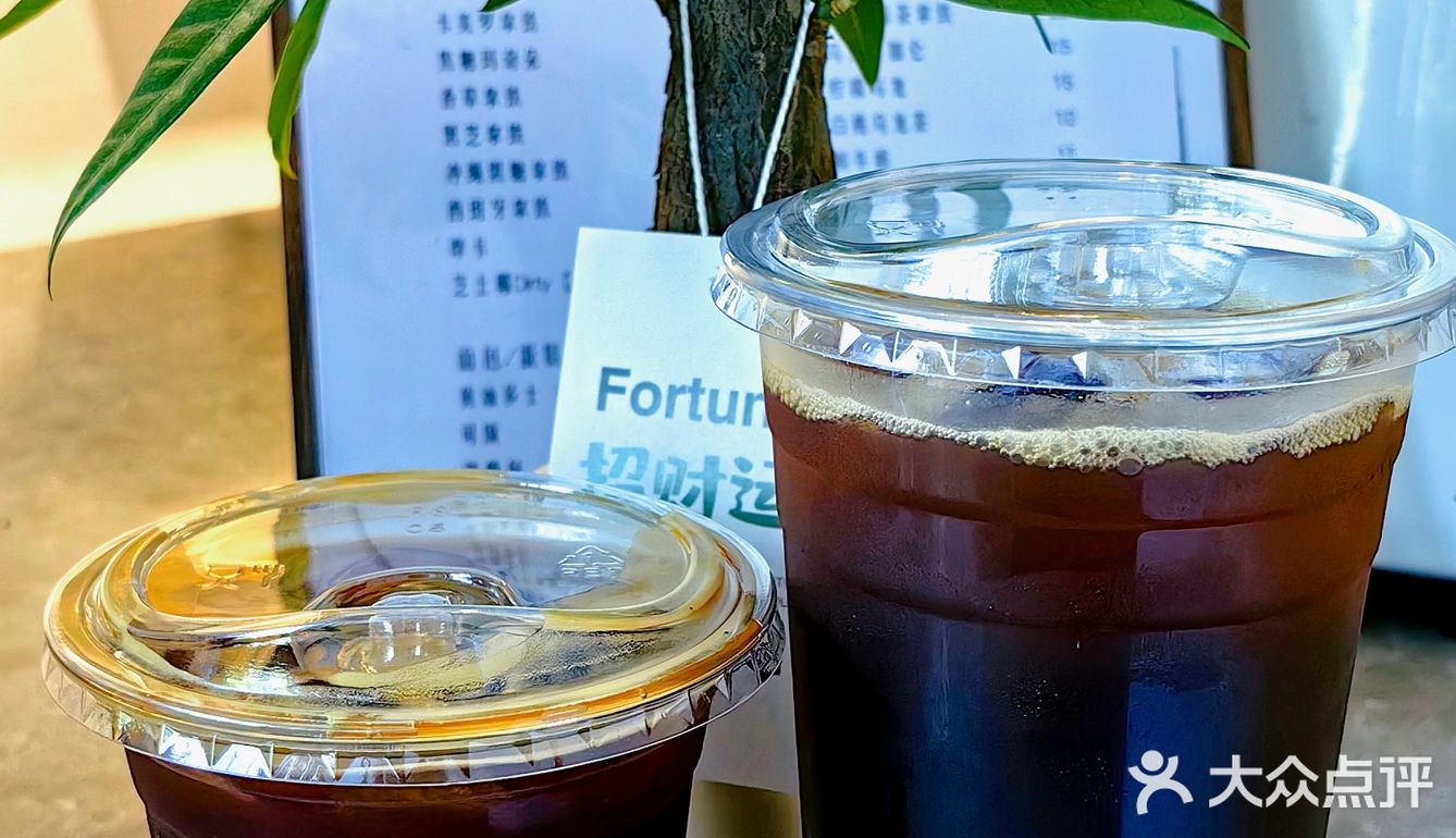 小店新开在上亿广场对面的街边，确实有点偏