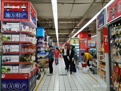 店里的商品也是琳琅满目，货卖堆山-家乐福(八宝街店)