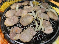烤精选猪五花配酸菜-小米烤肉-泥炉炭烤(常营店)