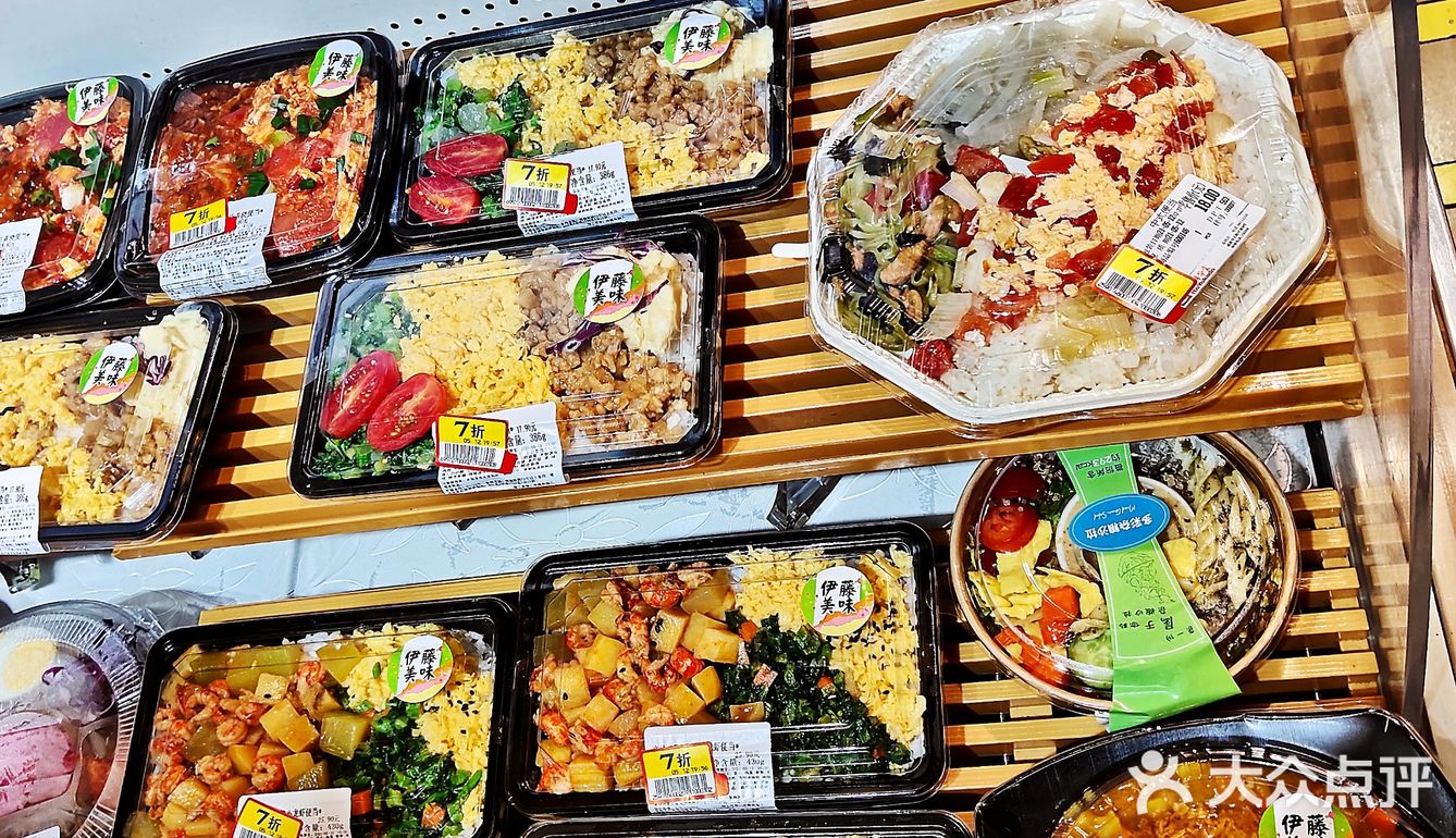 紧紧追随贴标签的店员[加油]