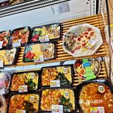 紧紧追随贴标签的店员[加油]