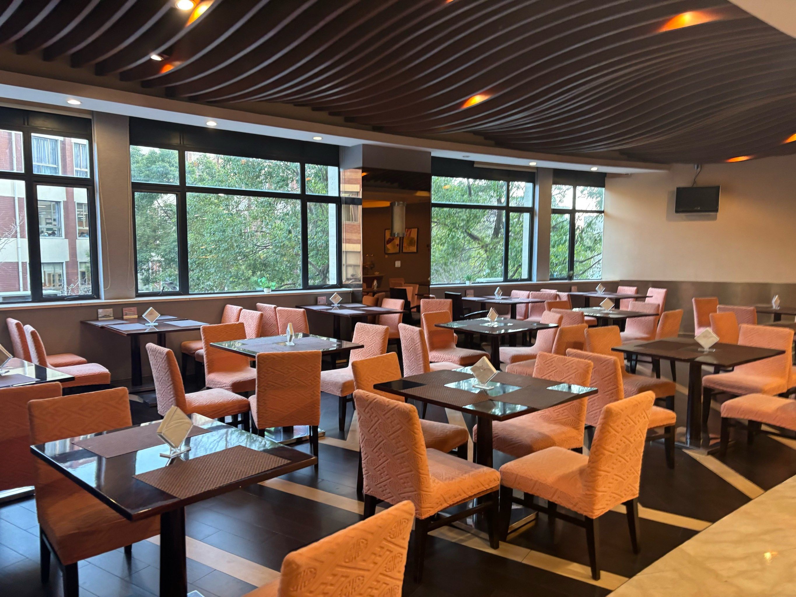 大早起来到二楼吃自助早餐.餐食如此潦草,让人愕然