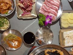 -围炉肉舍•炭烤活鳗•丹东海鲜烤肉(步行街店)