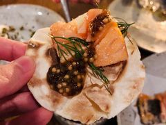 烟熏三文鱼配烤饺子皮和芥末籽酱-BOR Eatery(安福路店)