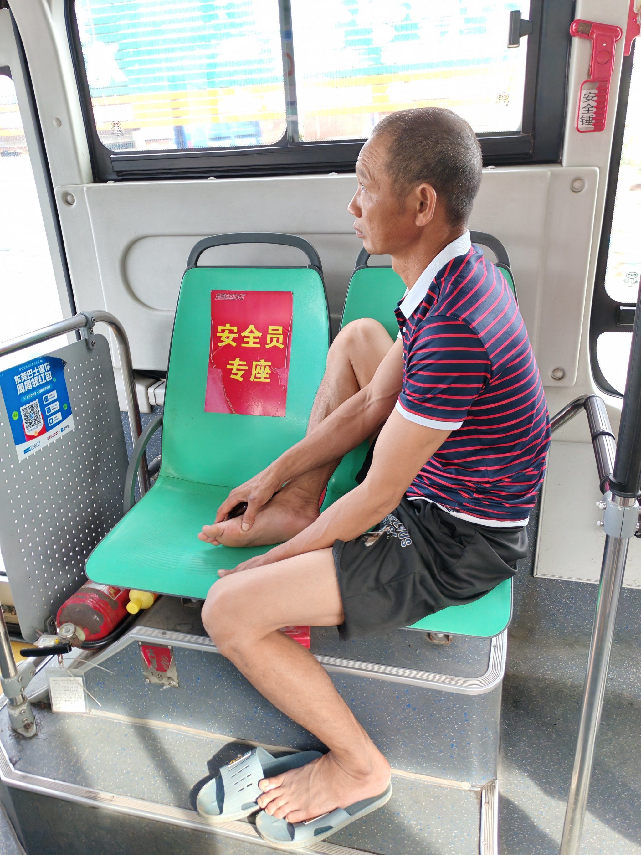 夏天坐公共交通不要穿短裙短裤