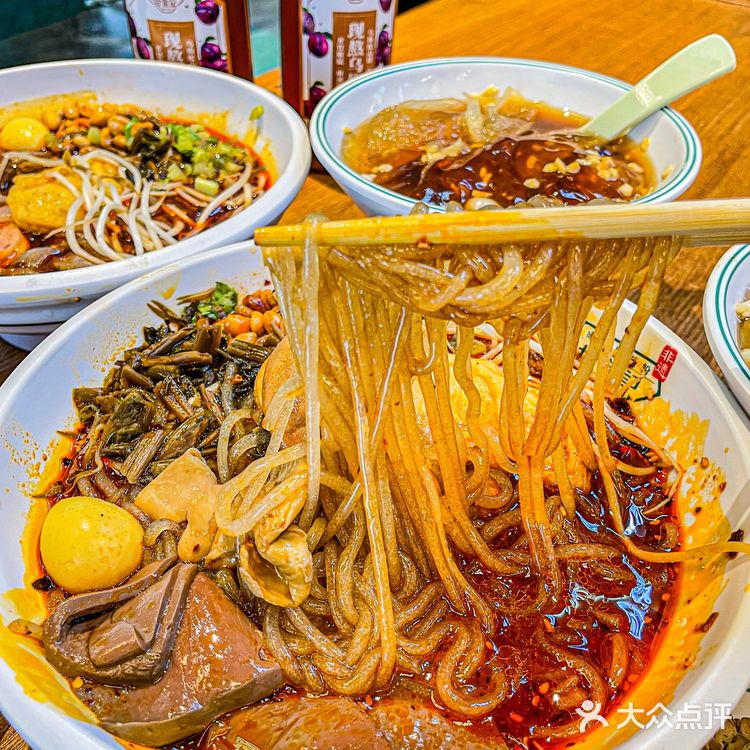 人均20吃成都最地道肥肠粉！实现嗦粉自由！