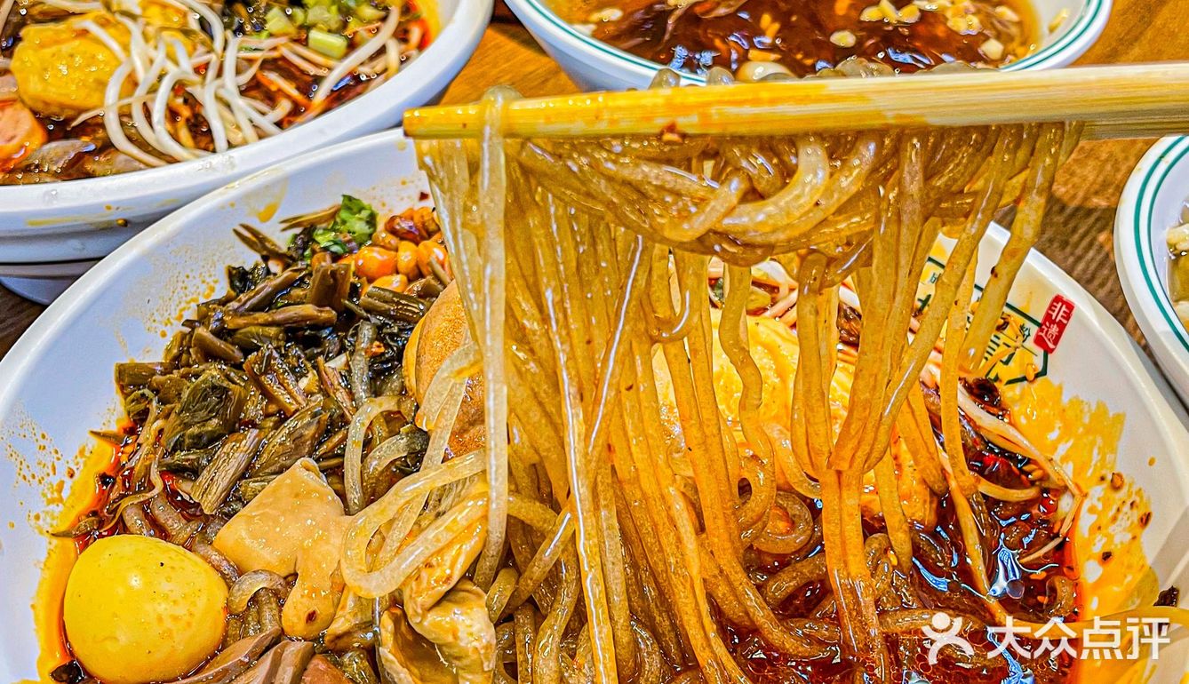 人均20吃成都最地道肥肠粉！实现嗦粉自由！