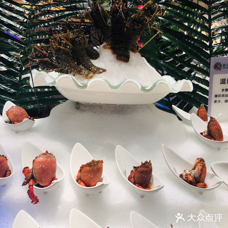 各种贝类 肉肉也很多 水果里面烤榴莲